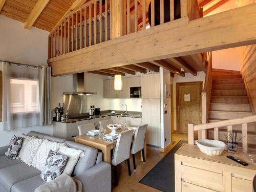 un salon avec un canapé et une table dans l'établissement Appartement Souplex Chaleureux aux Gets - 4 pers, 2 Ch. en Suite, proche du Centre et des Pistes - FR-1-598-170, aux Gets