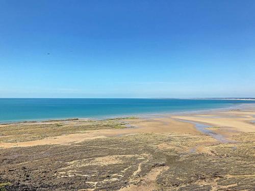 Photo de la galerie de l'établissement Appartement rénové 2 chambres avec terrasse, proche centre et gare de Granville - FR-1-361-552, à Granville