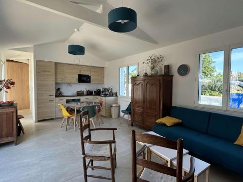 un salon avec un canapé bleu et une table dans l'établissement Maison rénovée proche plage, terrasse privée, 4 chambres, 8 couchages, parking, WiFi - FR-1-224B-231, à Noirmoutier-en-l'lle
