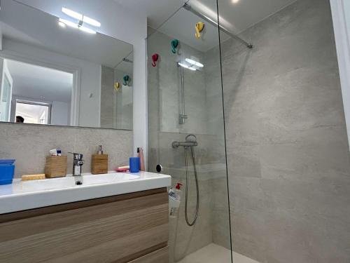 une salle de bain avec un lavabo et une douche en verre dans l'établissement Maison rénovée proche plage, terrasse privée, 4 chambres, 8 couchages, parking, WiFi - FR-1-224B-231, à Noirmoutier-en-l'lle