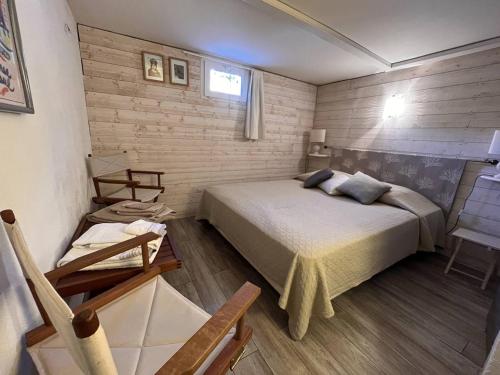 une chambre avec un lit, une table et une chaise dans l'établissement Bas de villa avec piscine privée, grande terrasse, proche village et plage, BBQ, terrain de pétanque - FR-1-726-52, à La Croix-Valmer