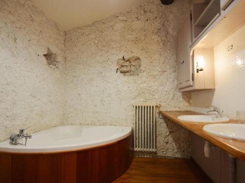 une salle de bain avec deux lavabos et une baignoire dans l'établissement Maison vigneronne rénovée, charme et sérénité, 3 chambres, garage, patio et terrasses, proche étang de Thau. - FR-1-604-52, à Loupian