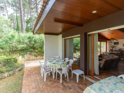 un patio avec une table et des chaises dessus dans l'établissement Maison Familiale au Milieu des Pins à Biscarrosse - 6 Pers, 300m du Lac, Ménage Inclus - FR-1-319-573, à Biscarrosse