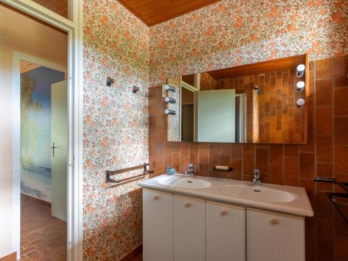 une salle de bain avec un lavabo et un miroir dans l'établissement Maison Familiale au Milieu des Pins à Biscarrosse - 6 Pers, 300m du Lac, Ménage Inclus - FR-1-319-573, à Biscarrosse