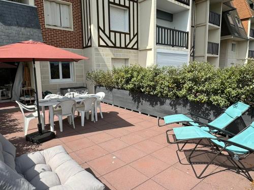 Photo de la galerie de l'établissement Cabourg: Appartement Rez-de-Jardin, Accès Plage, Terrasse, Parking, WiFi - FR-1-487-371, à Cabourg