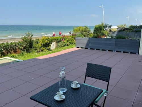 Photo de la galerie de l'établissement Cabourg: Appartement Rez-de-Jardin, Accès Plage, Terrasse, Parking, WiFi - FR-1-487-371, à Cabourg