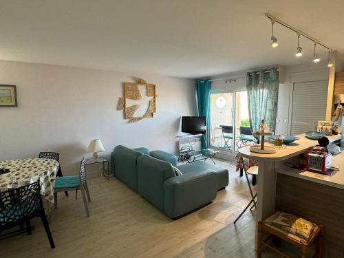 Photo de la galerie de l'établissement Cabourg: Appartement Rez-de-Jardin, Accès Plage, Terrasse, Parking, WiFi - FR-1-487-371, à Cabourg