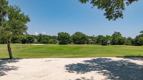 vista su un campo da golf con un albero su un verde di Stephens Siesta villa by Peace Vacations a Georgetown