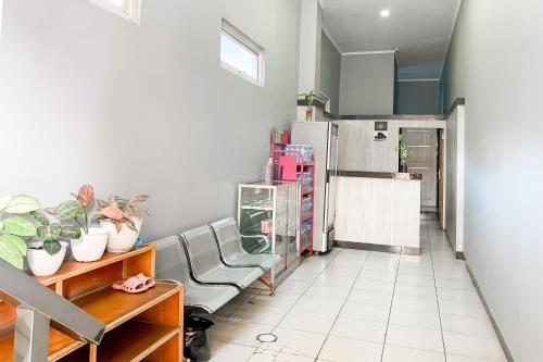 Η κουζίνα ή μικρή κουζίνα στο Karins Guesthouse Syariah RedPartner