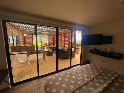 Giường trong phòng chung tại LUZ DE LUNA mesa de los santos house