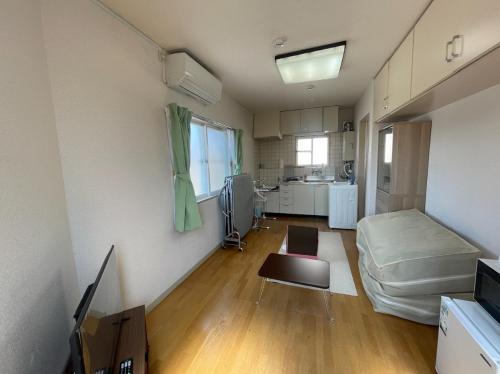 青森トリトン茶屋町#201#202的一间有床和厨房的小房间