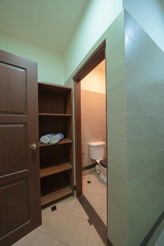 a bathroom with a walk in closet and a toilet at Idda Boutique Villa - Four Bedroom Luxury Villa with Private Pool Near the Beach in Ahangama