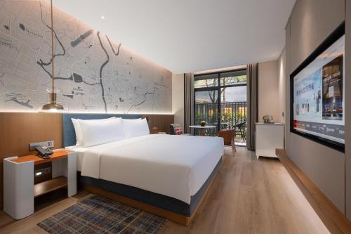 Postel nebo postele na pokoji v ubytování IntercityHotel Jingdezhen Taoxichuan