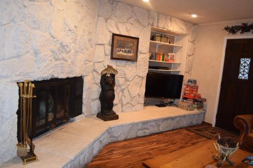 Televiisor ja/või meelelahutuskeskus majutusasutuses Claim Jumper Townhouse 16 - On The River - Across from the Fishing Ponds - In Town - Near The Ski Area - Fireplace - WiFi - Sate