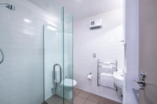 Ένα μπάνιο στο Central Apartment 111