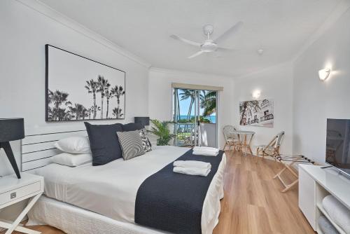 Un pat sau paturi într-o cameră la Absolute Beachfront 2 Bedroom Apartment Alassio Palm Cove