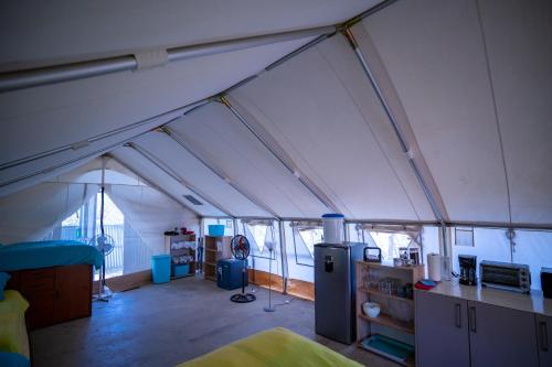 HuacasにあるGuanaGlampのキッチンと部屋のある大きな白いテント