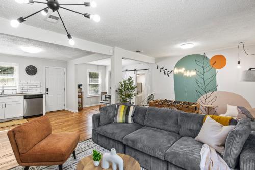 Χώρος καθιστικού στο Secluded 3 Bedroom 10 Minutes to Atlanta Airport Self Check In