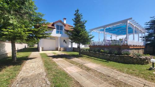 Κήπος έξω από το Guest house FantasY