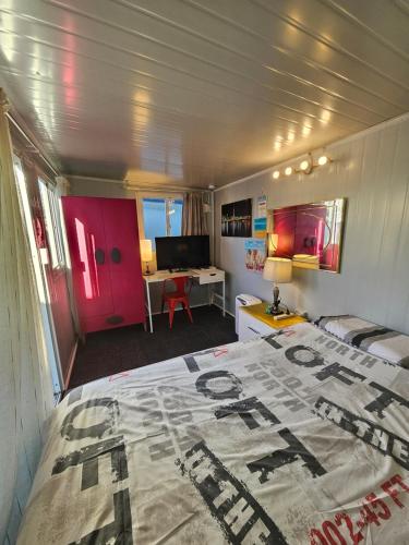 Giường trong phòng chung tại C3 Save money budget affordable cabin with comfort! Cabin 3
