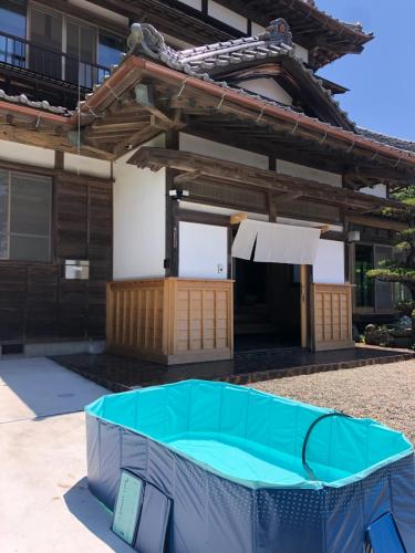 a blue trampoline in front of a building at 古民家の宿 和ごろも-Wagoromo- in Ōtaki