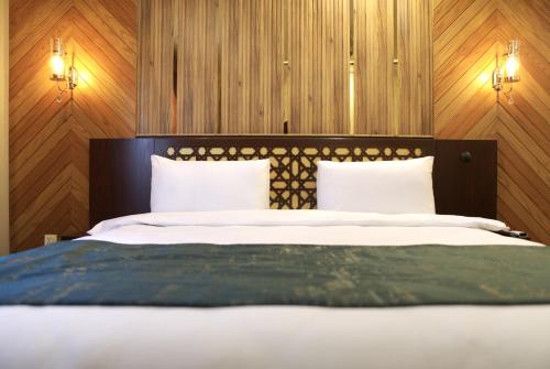Cama o camas de una habitación en Hotel Tourmaline Peshawar