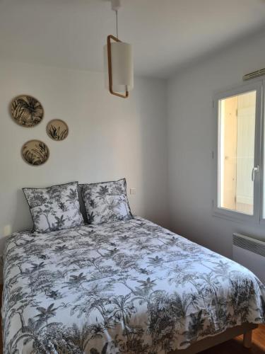 a bedroom with a bed and a window at Maison de vacances Angles in Angles