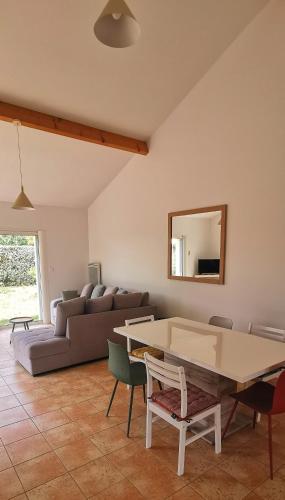 un salon avec une table et un canapé dans l'établissement Maison de vacances Angles, à Angles