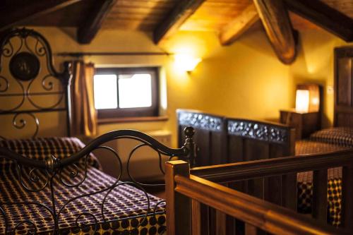 sypialnia z ławką i oknem w pokoju w obiekcie Azienda Agrituristica Alcastlè w mieście Montabone