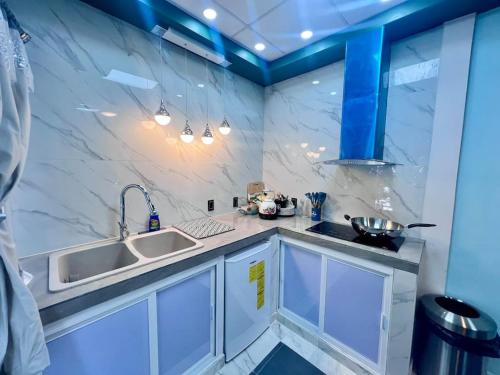 a kitchen with white marble counters and a sink at Apartamento Contemporaneo con TV 85 y cochera privada in Ciudad Victoria