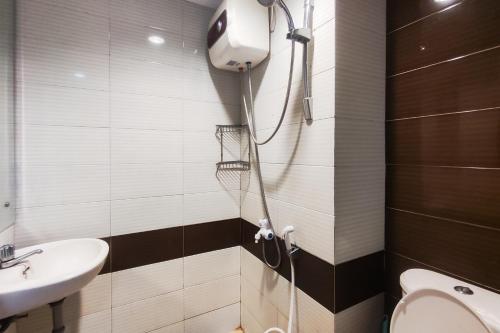 Ένα μπάνιο στο Redliving Margonda Residence 3 Apartemen by Niki Room