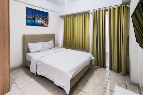 Ένα ή περισσότερα κρεβάτια σε δωμάτιο στο Redliving Margonda Residence 3 Apartemen by Niki Room