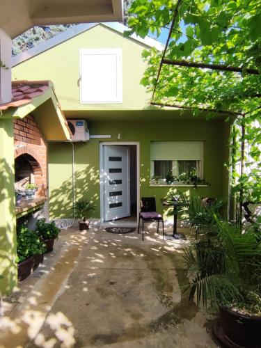 Green Violet Ryanair's Special Zadar