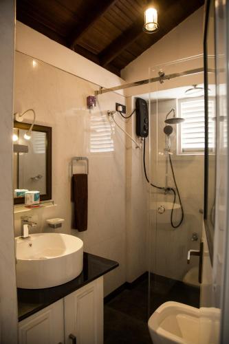 a bathroom with a sink and a shower at Kan̆du in Kandy