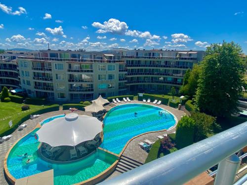 eine Luftaufnahme eines großen Swimmingpools mit Sonnenschirm in der Unterkunft Apartments in Sunny Island Complex in Tschernomorez