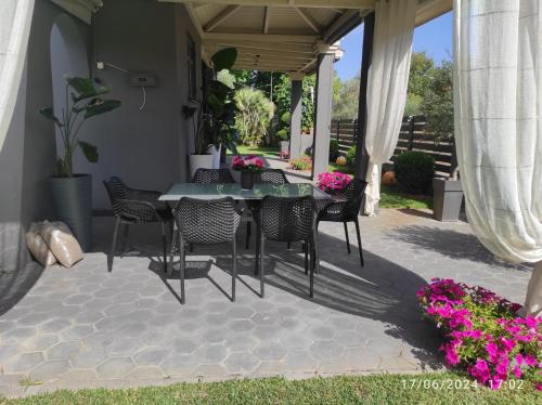 Taman di luar Peter's Country House