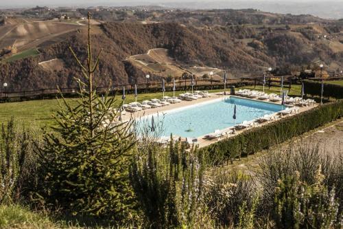 duży basen z leżakami i góry w obiekcie Azienda Agrituristica Alcastlè w mieście Montabone