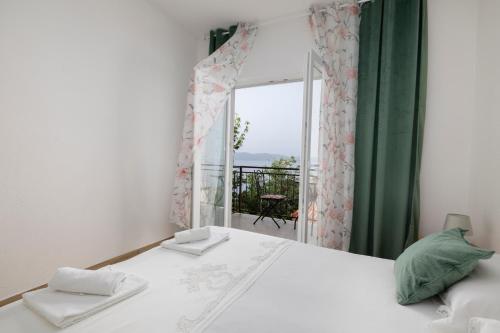 Ένα ή περισσότερα κρεβάτια σε δωμάτιο στο Apartmani IVO Živogošće