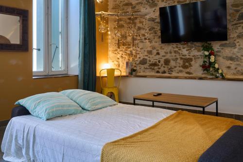 Katil atau katil-katil dalam bilik di Perrutel - entre Bastide et cité