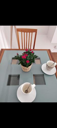 - une table avec deux chaises et une plante en pot dans l'établissement Central parisian loft 70m2, à Paris