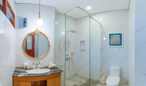 Un baño con ducha, lavabo y espejo. en The Bodhi Leaf Wellness Resort, en Saba