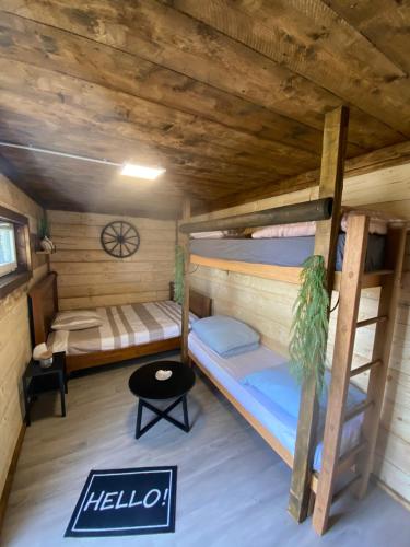 - une chambre avec 2 lits superposés dans une cabine dans l'établissement Les Pichies, Logement insolite, Tiny House de Julia, à Saint-Léger-sur-Vouzance
