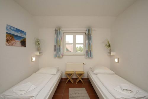 Postel nebo postele na pokoji v ubytování Feriendorf Bakenberg Ferienwohnung C27