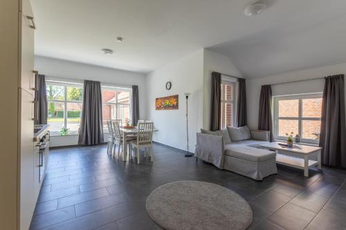 ein Wohnzimmer mit Couch und Tisch in der Unterkunft Ferienhaus Natura Ideal für Urlaub & Business, Küche, WLAN, Parkplatz in Rhauderfehn