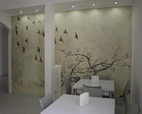 pokój ze stołami i ptakami na ścianie w obiekcie B&B Le Quattro Stagioni w mieście Foggia
