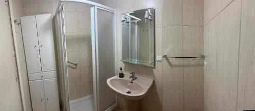 Un baño blanco con lavabo y ducha. en 3 dormitorios aguadulce pool, en Aguadulce