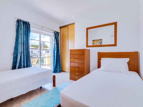 a bedroom with two beds and a window at AL Casa Raha in Quinta do Lago