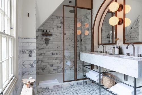 a bathroom with a sink and a mirror at BULL Burford in Burford
