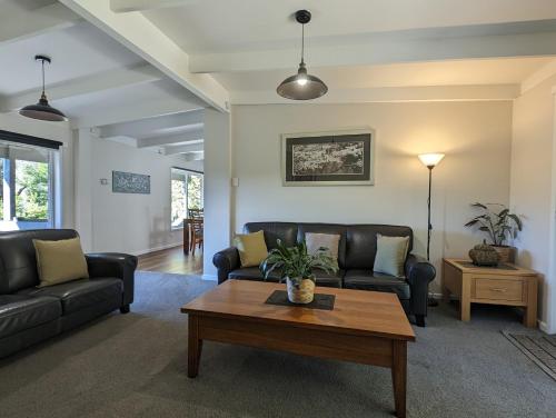 a living room with couches and a coffee table at Healesville Schofield Cottage in Healesville