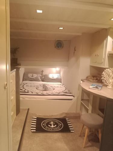 une petite chambre avec un lit dans une petite pièce dans l'établissement Santa-Giulia, à Ajaccio
